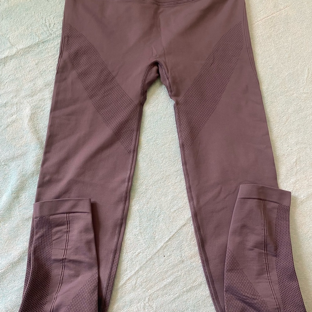 Lululemon Athletica Mauve and Black Leggings - Picture 6 of 6